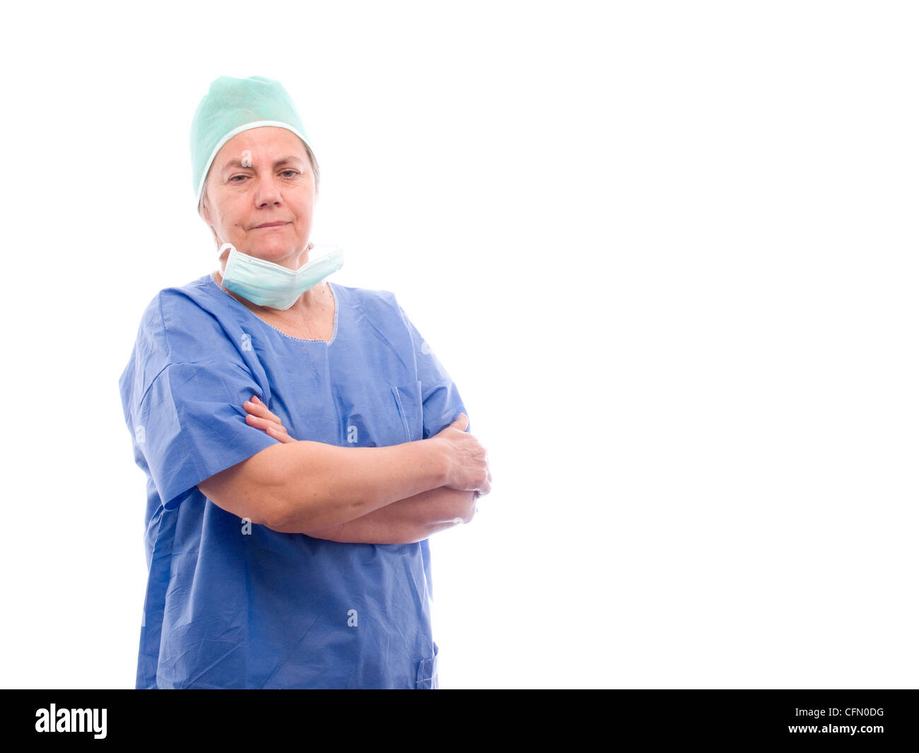 Ritratto di donna di mezza età medico con le braccia incrociate e il sorriso sicuro isolati su sfondo bianco Foto Stock
