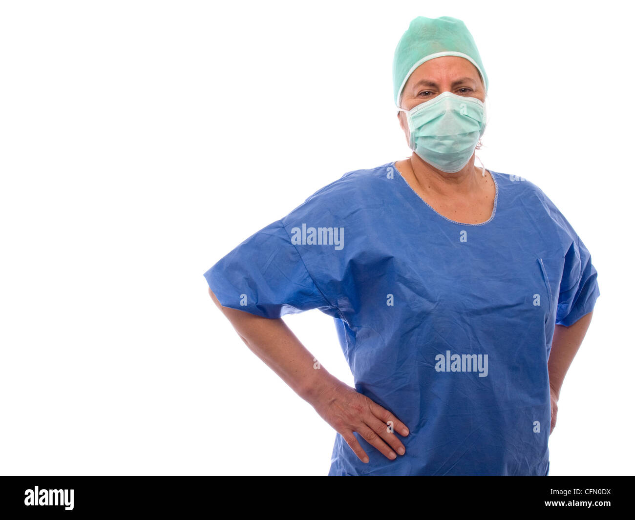 Ritratto di donna di mezza età medico con le mani sui fianchi isolati su sfondo bianco Foto Stock
