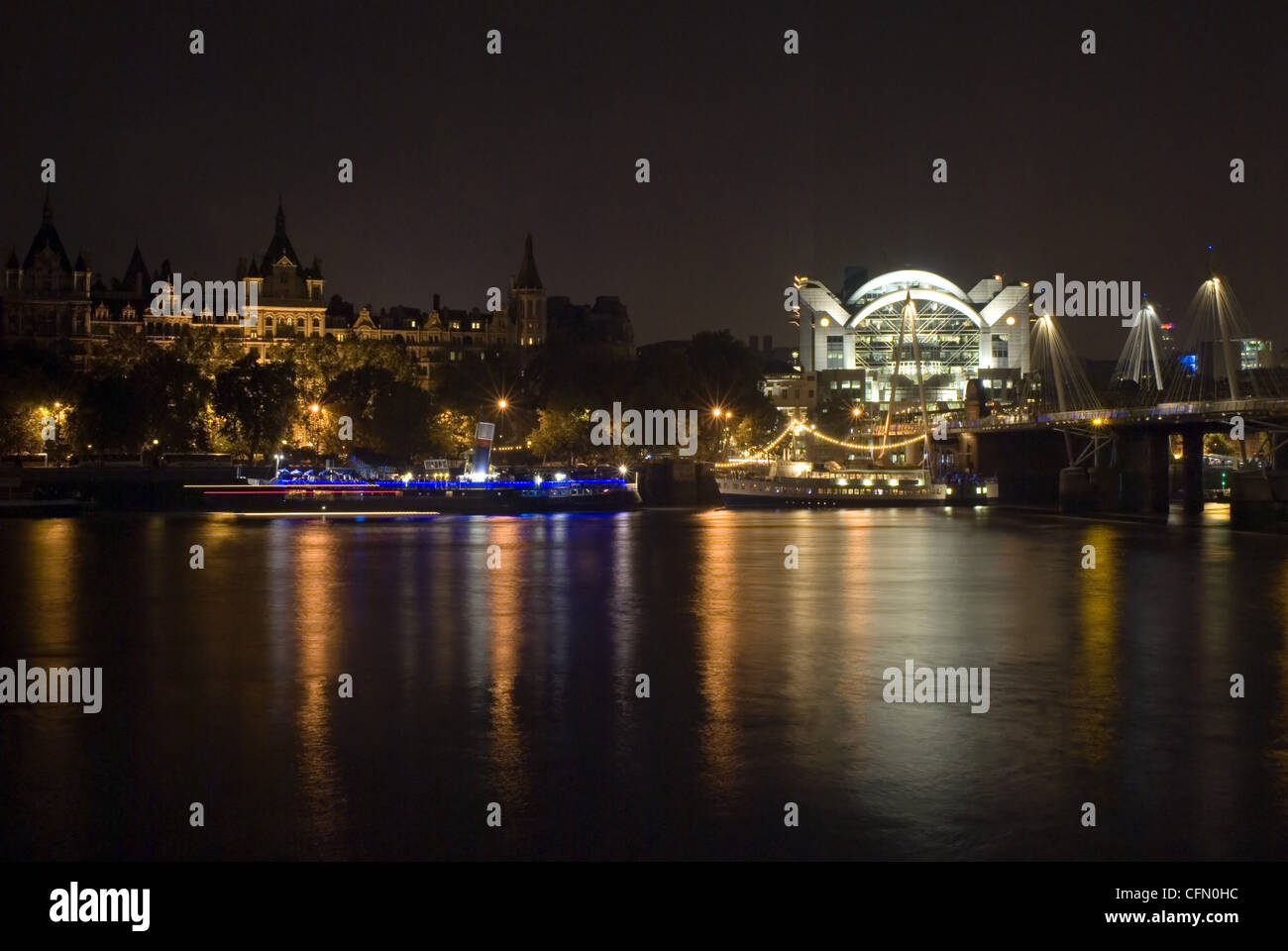 Il Royal Horseguards Hotel di notte con la Stazione di Charing Cross Foto Stock