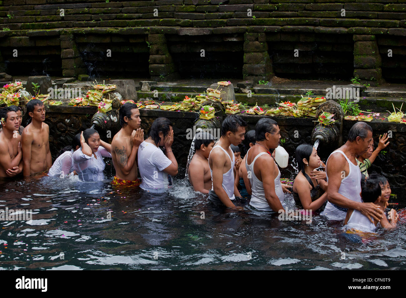 La gente in acqua a una cerimonia religiosa in Pura Tirta Empul temple, Bali, Pacifico del Sud, Indonesia, sud-est asiatico Foto Stock