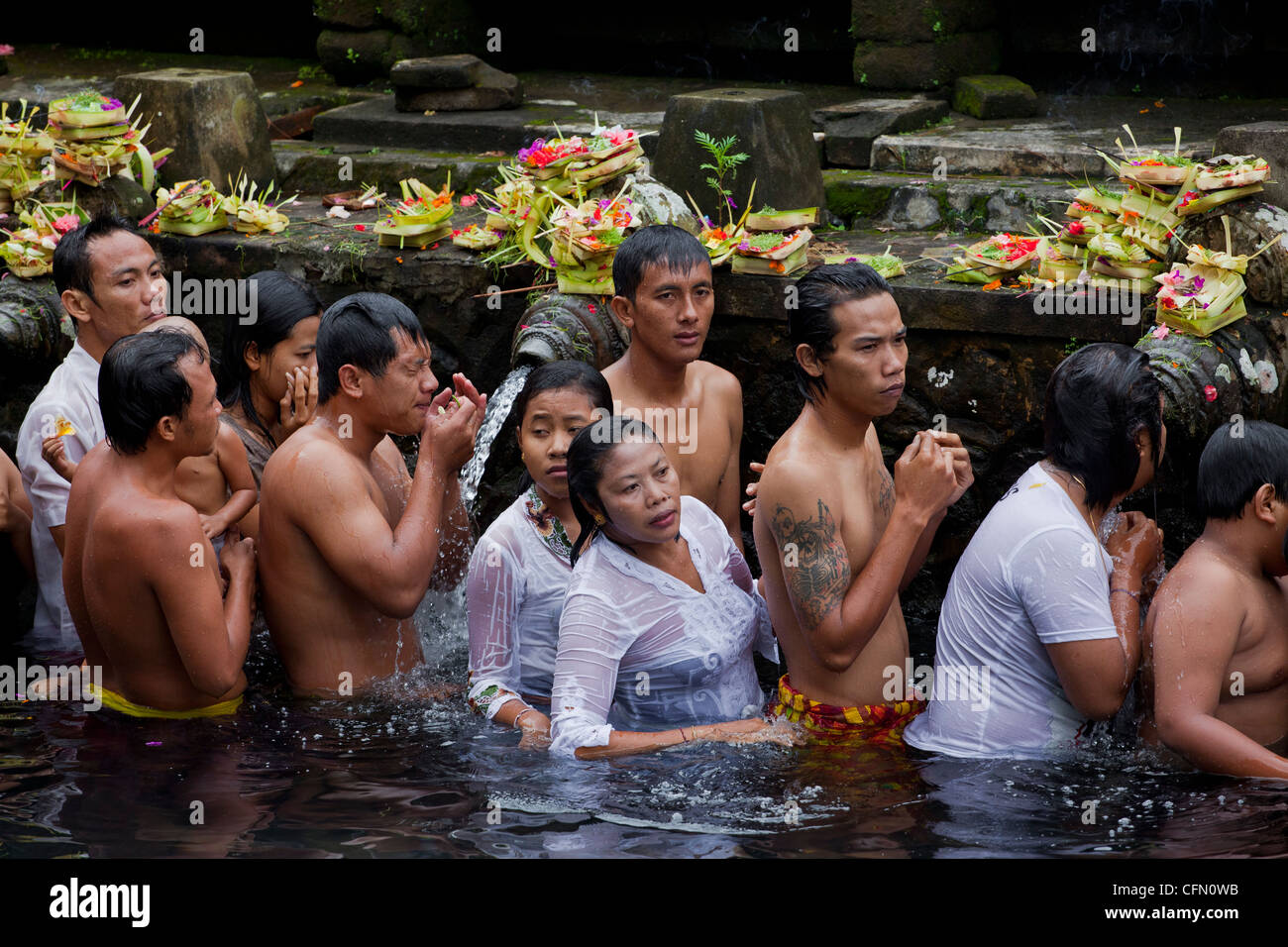 La gente in acqua a una cerimonia religiosa in Pura Tirta Empul temple, Bali, Pacifico del Sud, Indonesia, sud-est asiatico Foto Stock