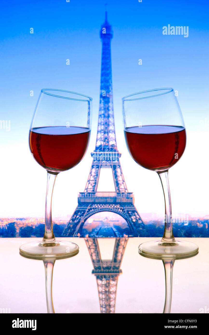 LA CAFFETTERIA DEL VINO DI PARIGI ALLIETA i romantici bicchieri di vino rosso francesi a Parigi si inclinano l'uno verso l'altro alla Torre Eiffel dietro Parigi Francia. Francese Parigi Francia Foto Stock
