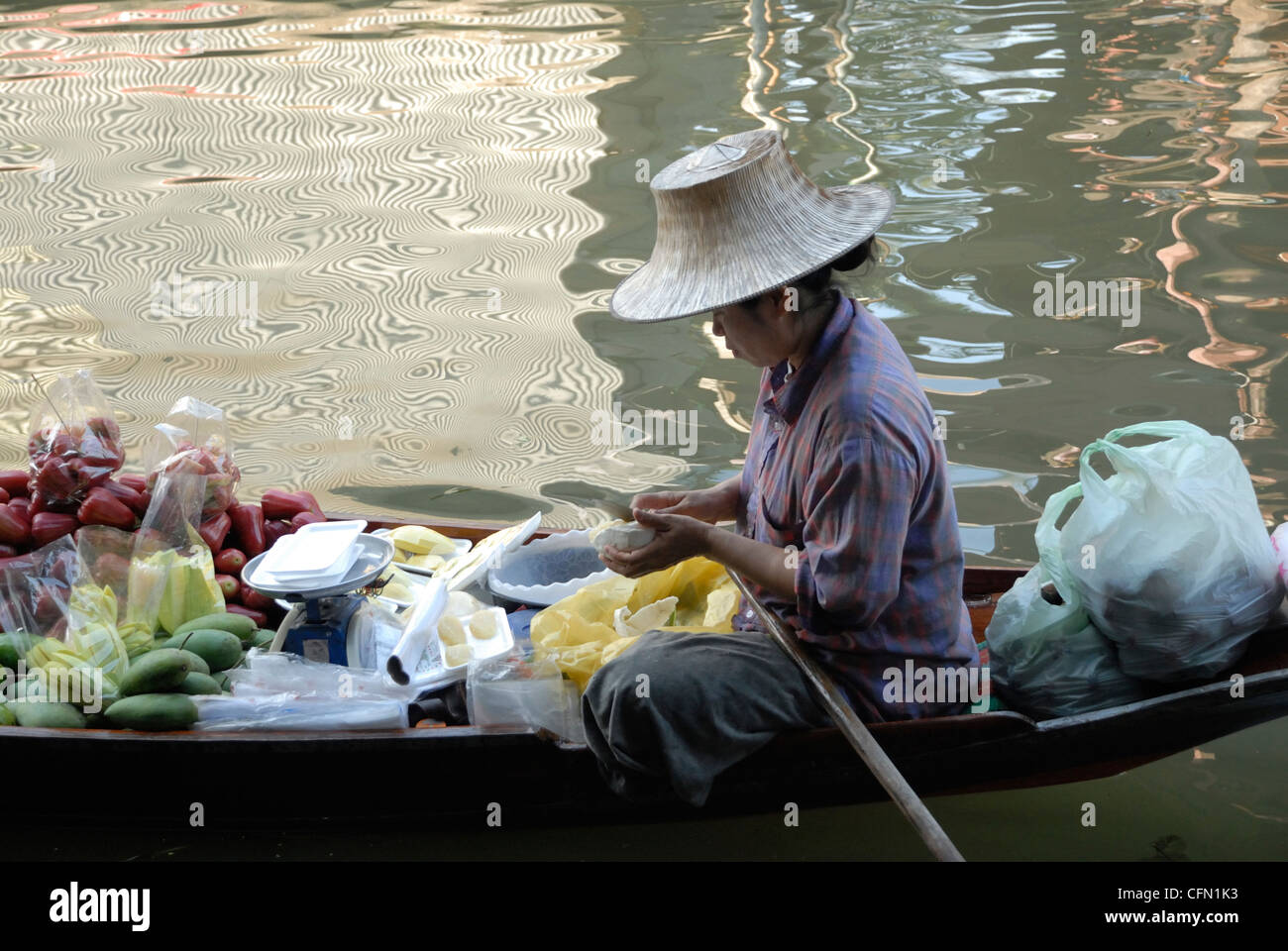 Venditore di frutta in Ratchaburi mercato barche Thailandia su 7/02/2012 Foto Stock