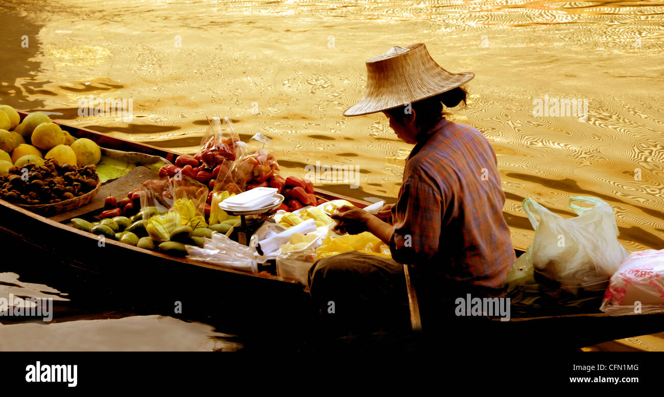 Venditore di frutta in Ratchaburi mercato barche Thailandia su 7/02/2012 Foto Stock