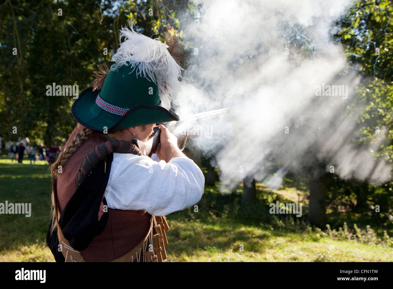 Historian Tim Eagling spara un sedicesimo secolo moschetto alla storia viva Foto Stock