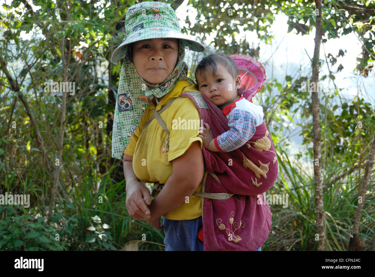 Hiltribe madre e figlia sulla strada di casa dal lavoro in Chiang Mai Thailandia del Nord su 17/01/2009 Foto Stock