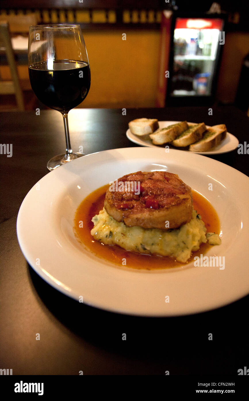 Filetto di maiale alla moda a Valparaiso, Cile ristorante Cafe Vinilo nel Cerro Alegre quartiere. Foto Stock