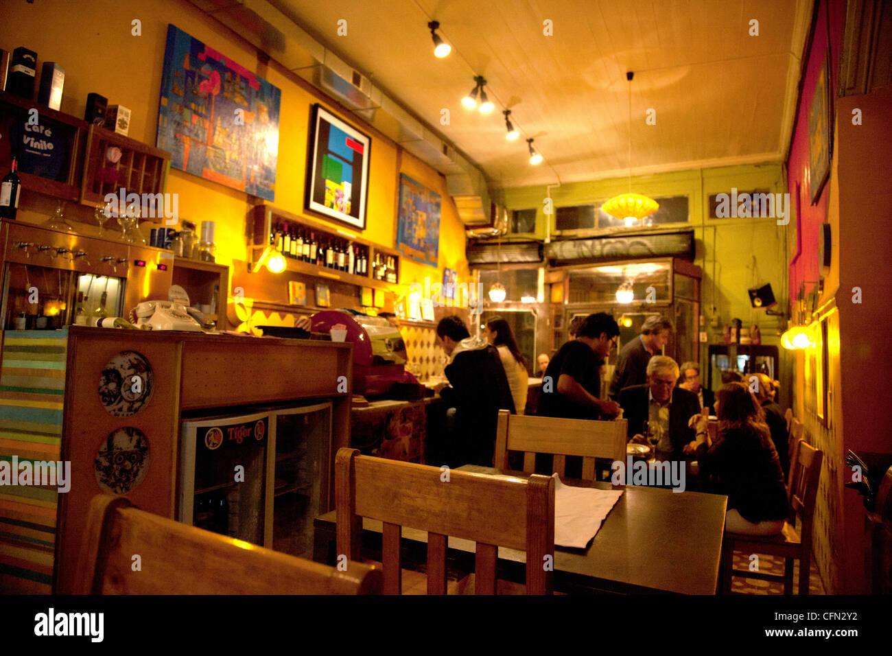 Valparaiso Restaurant Cafe Vinilo prepara la propria birra, Cerro Alegre, che ora è meglio conosciuta rispetto al ristorante. Foto Stock