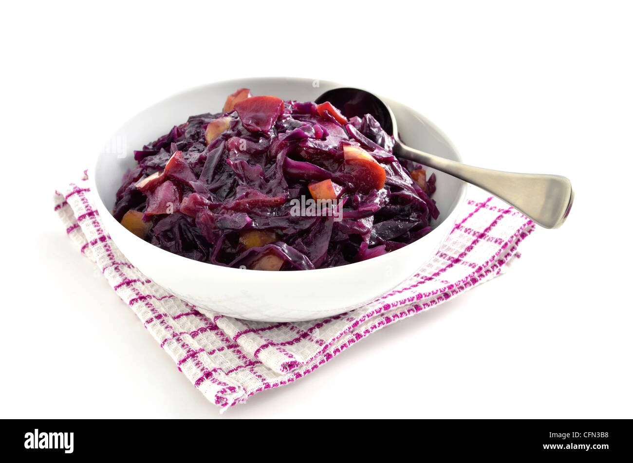 Caldo e piccante cavolo rosso con apple nel piatto bianco su sfondo bianco Foto Stock