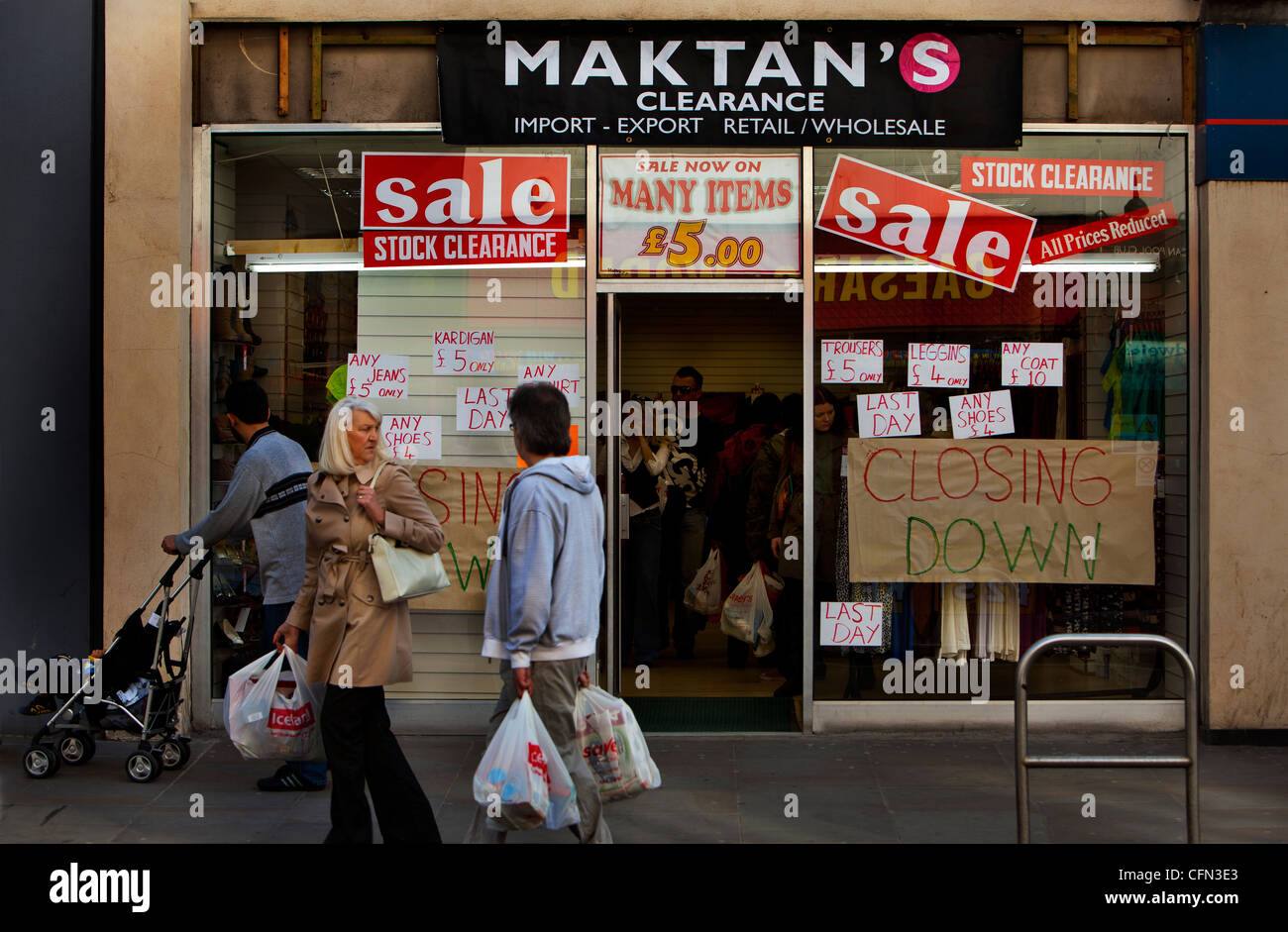 Negozio di abbigliamento chiusura su King Street, Hammersmith Foto Stock
