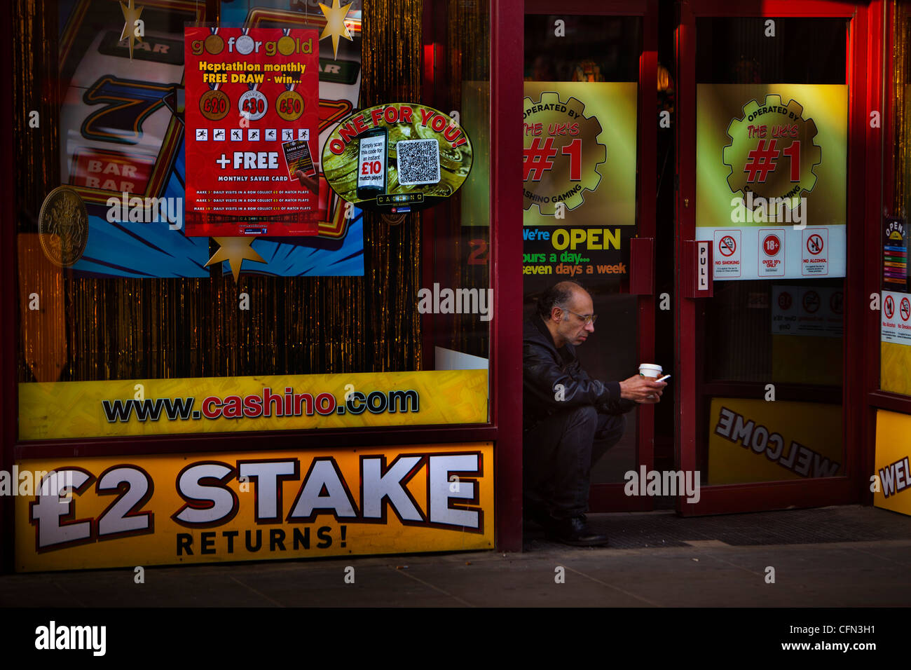 Uomo al di fuori di un casino su King Street, Hammersmith Foto Stock