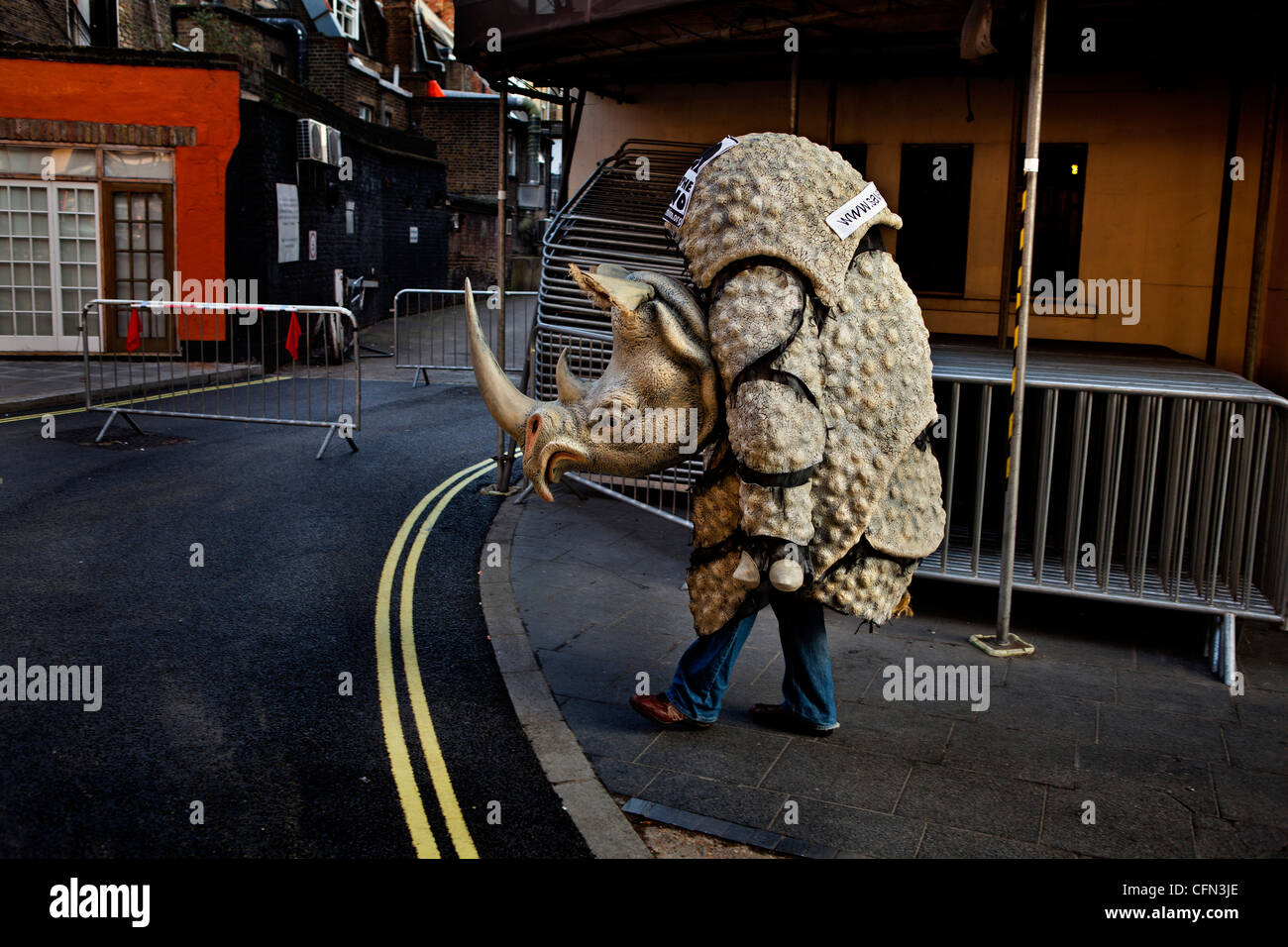 Uomo in un costume di rhino Foto Stock