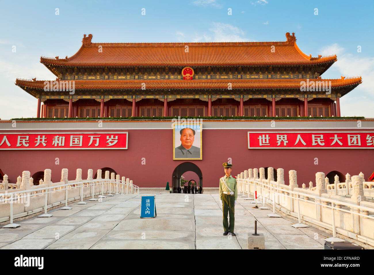 Soldato al di fuori della torre di Tiananmen e il Presidente Mao il ritratto, la Porta della Pace Celeste, Pechino, Cina e Asia Foto Stock