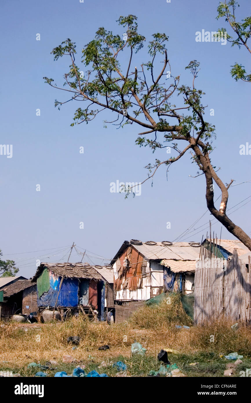Le persone che vivono in condizioni di povertà in baracche di legno vicino al tossico e inquinato Stung Meanchey discarica in Phnom Penh Cambogia. Foto Stock