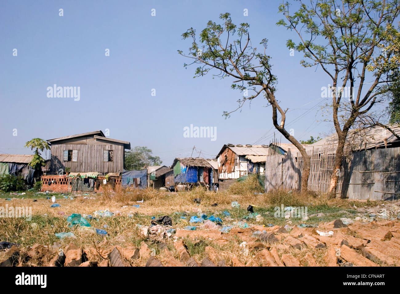 Le persone che vivono in condizioni di povertà in baracche di legno vicino al tossico e inquinato Stung Meanchey discarica in Phnom Penh Cambogia. Foto Stock