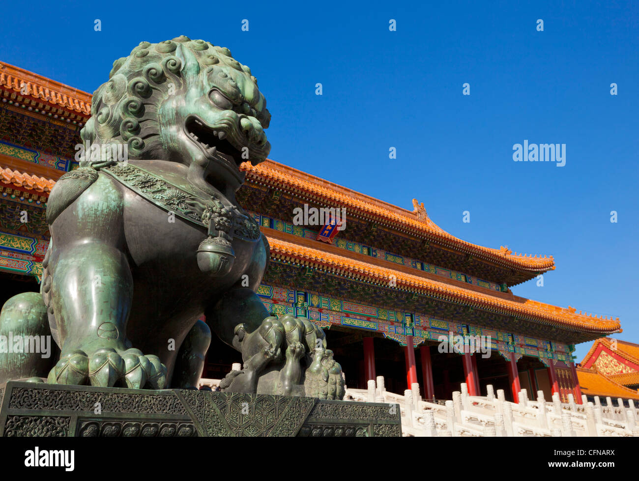 Maschio di leone di bronzo, Porta della suprema armonia, corte esterna, la Città Proibita di Pechino, Cina, Asia Foto Stock