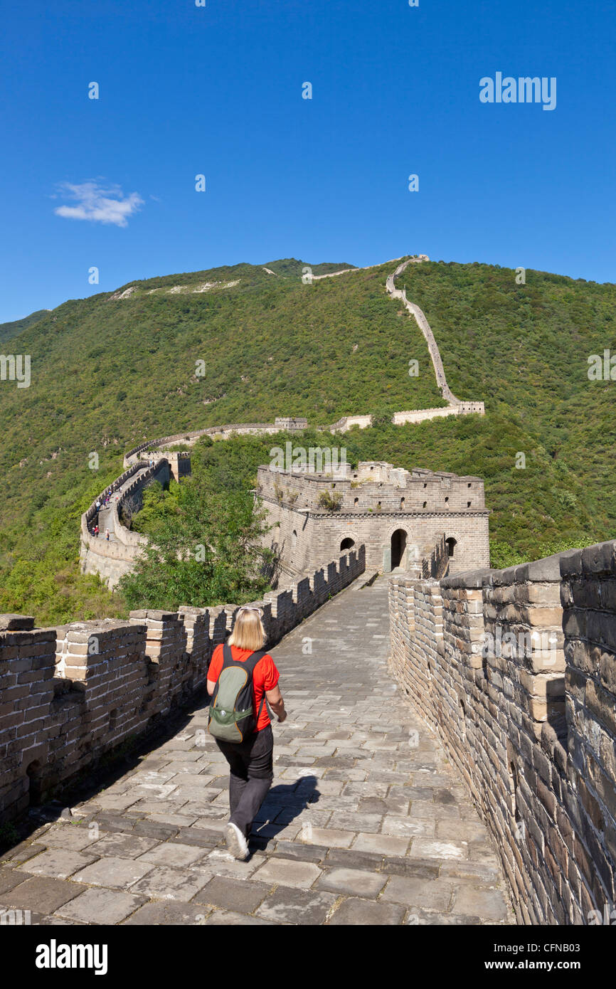 Donna passeggiate turistiche sulla Grande Muraglia della Cina, Sito Patrimonio Mondiale dell'UNESCO, Mutianyu, Distretto di Pechino, Cina, Asia Foto Stock