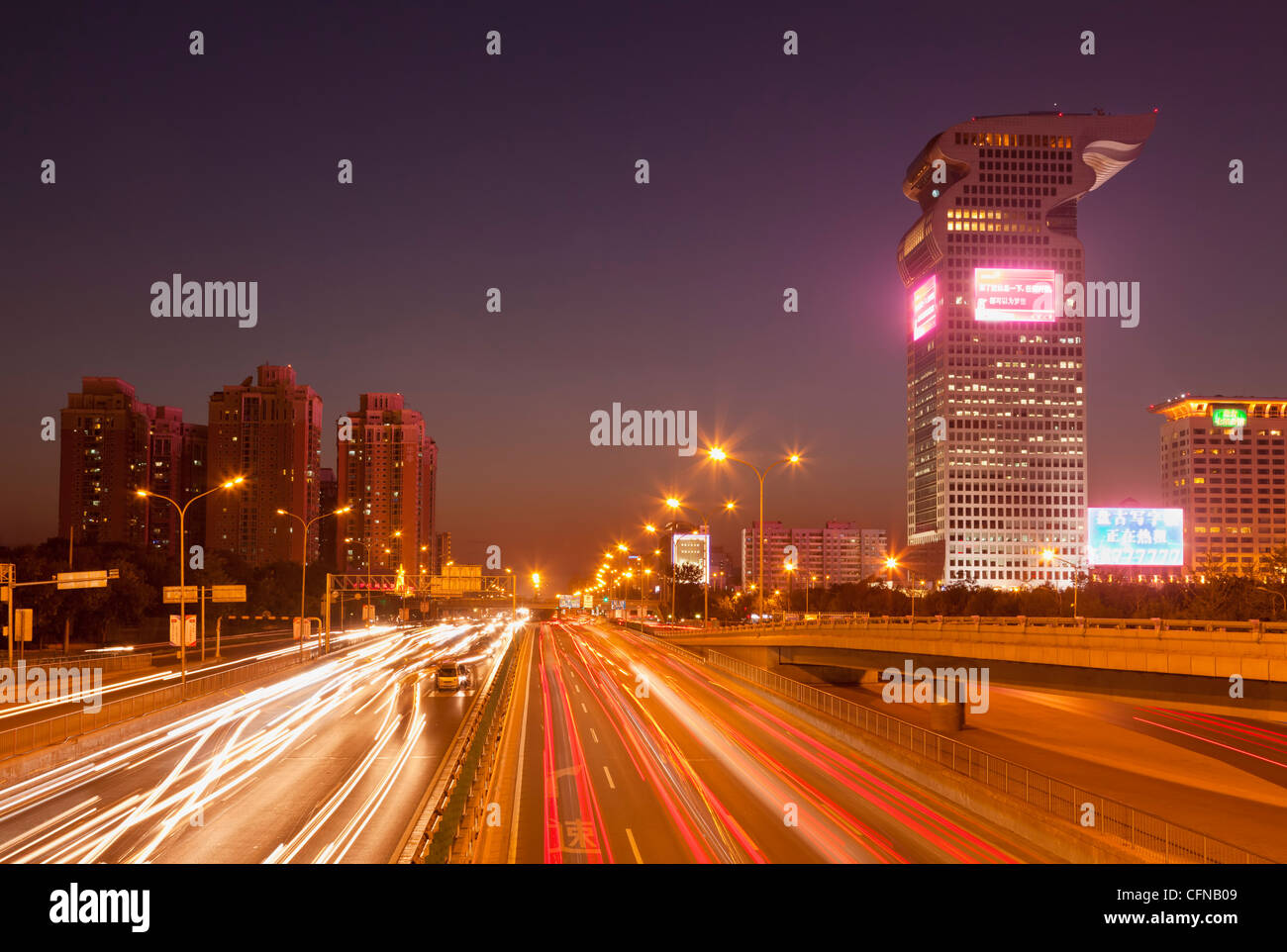 Il traffico intenso e sentieri di luce attraverso il centro della città di Pechino, Cina, Asia Foto Stock