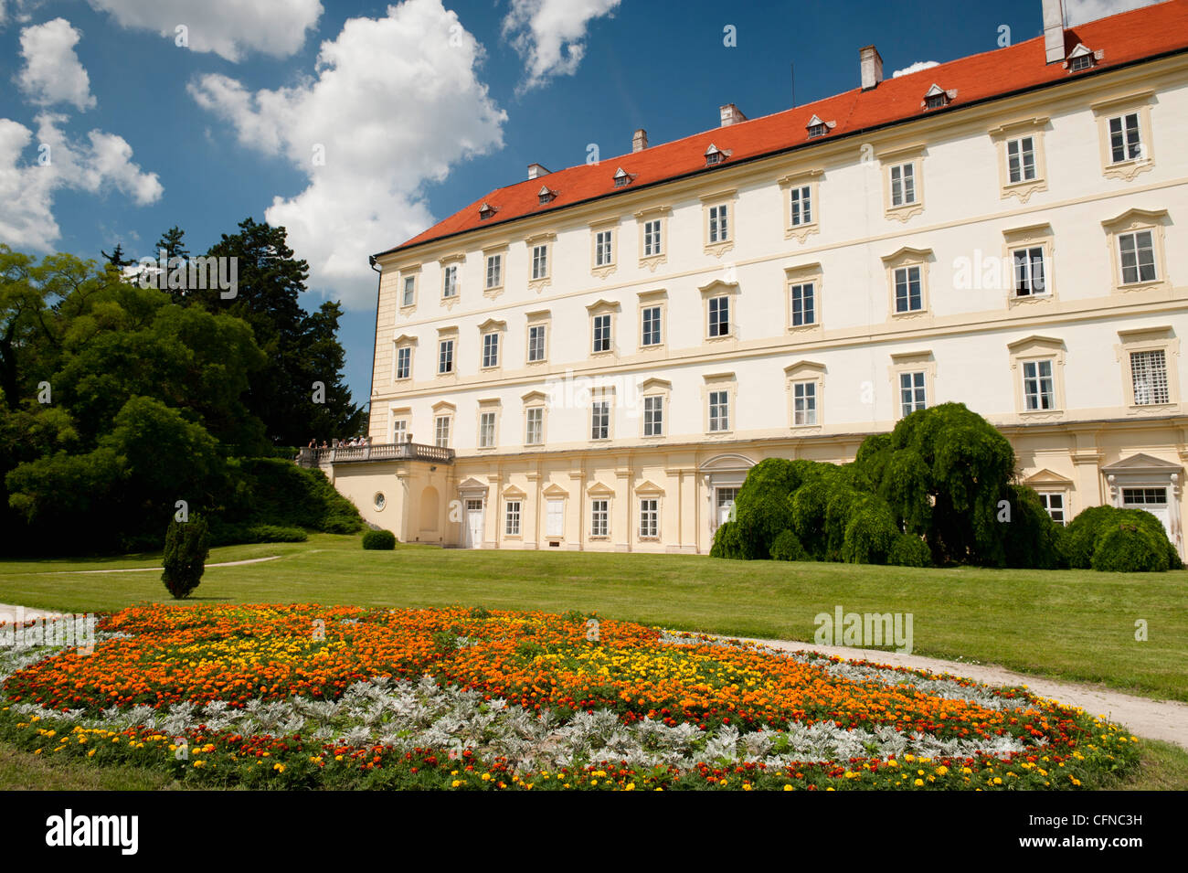 Valtice barocco Castello con decorazioni floreali nei suoi giardini, Valtice, Brnensko, Repubblica Ceca, Europa Foto Stock