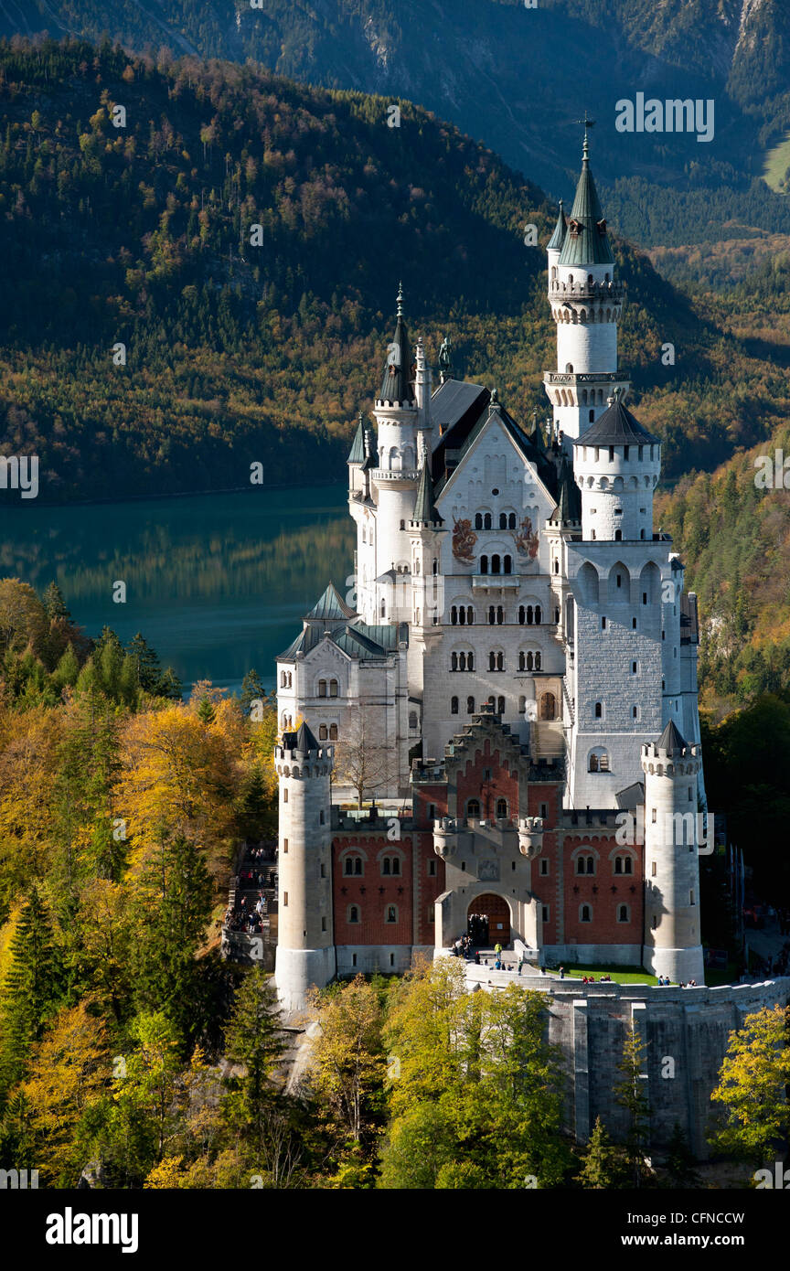 Romantico Castello di Neuschwanstein e il tedesco Alpi durante l'autunno, nella parte meridionale della Strada Romantica, Baviera, Germania, Europa Foto Stock