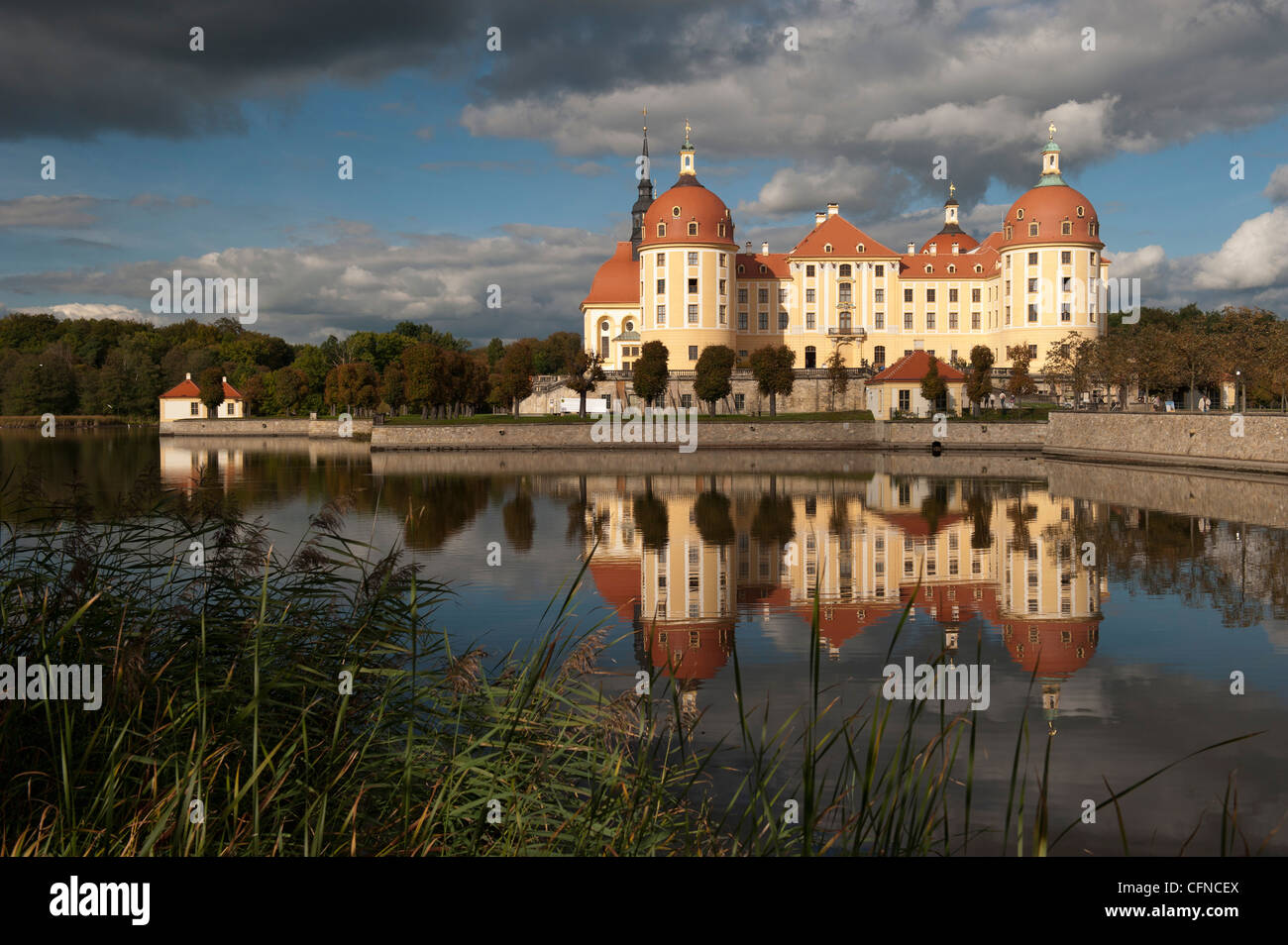 Barocco castello di Moritzburg e riflessi nel lago, Mortizburg, Sachsen, Germania, Europa Foto Stock