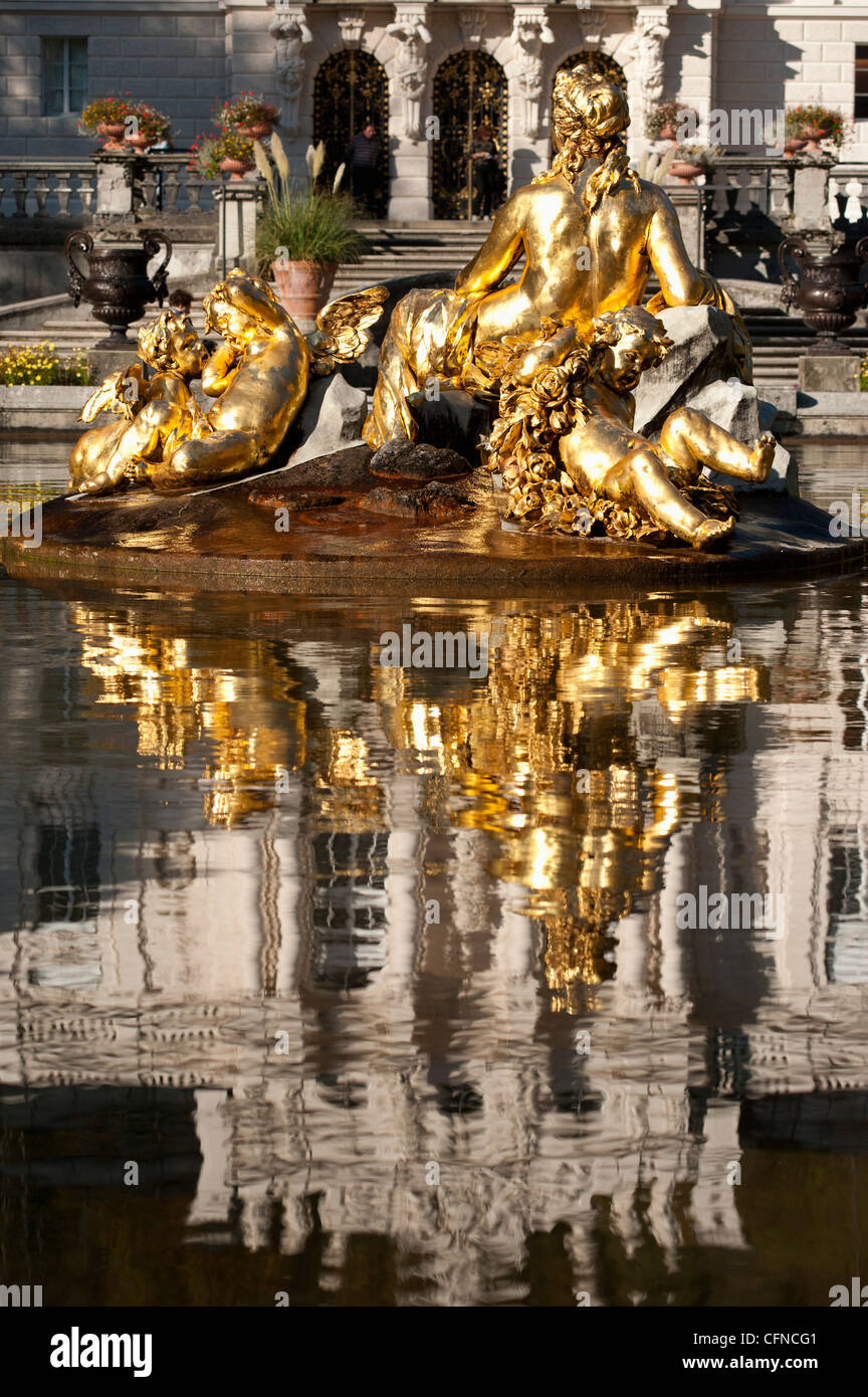Fontana e riflessi nel laghetto presso il castello di Linderhof, Baviera, Germania, Europa Foto Stock