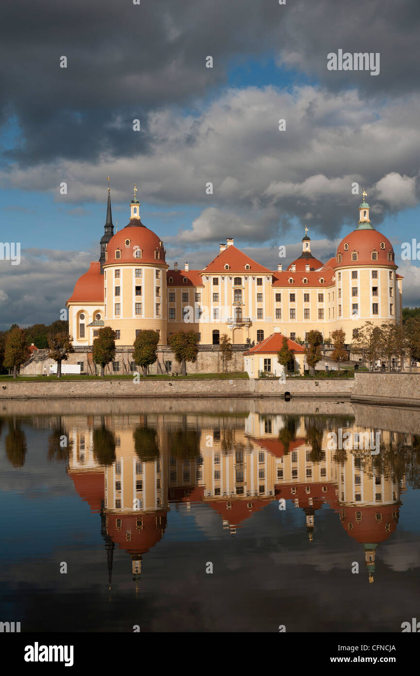 Barocco castello di Moritzburg e riflessi nel lago, Mortizburg, Sachsen, Germania, Europa Foto Stock