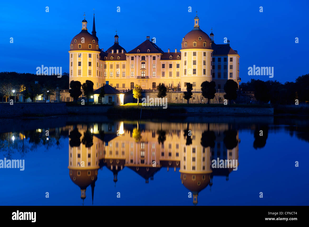 Barocco castello di Moritzburg e riflessi nel lago al crepuscolo, Moritzburg, Sachsen, Germania, Europa Foto Stock