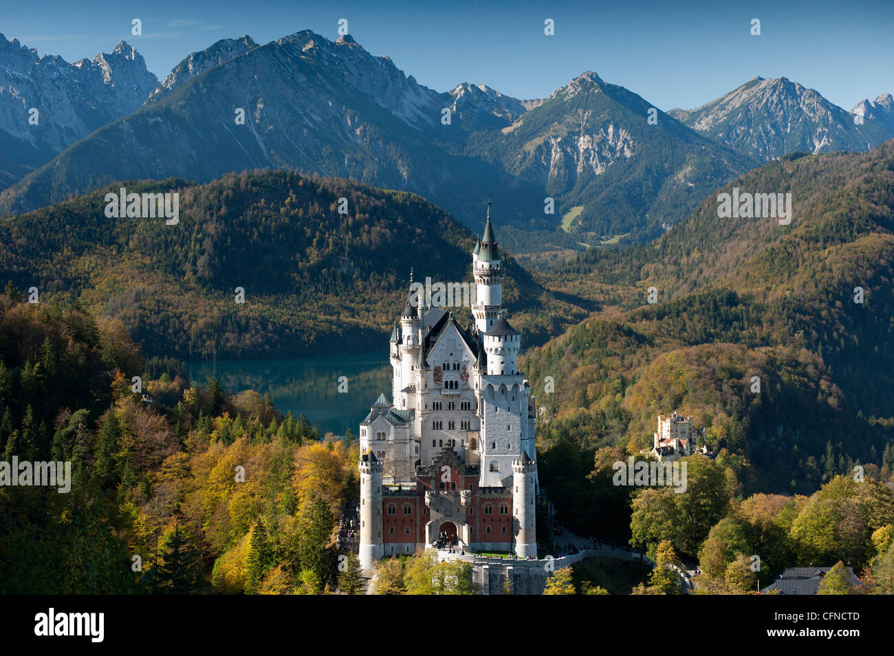 Romantico Castello di Neuschwanstein e Alpi tedesche in autunno, nella parte meridionale della Strada Romantica, Baviera, Germania, Europa Foto Stock