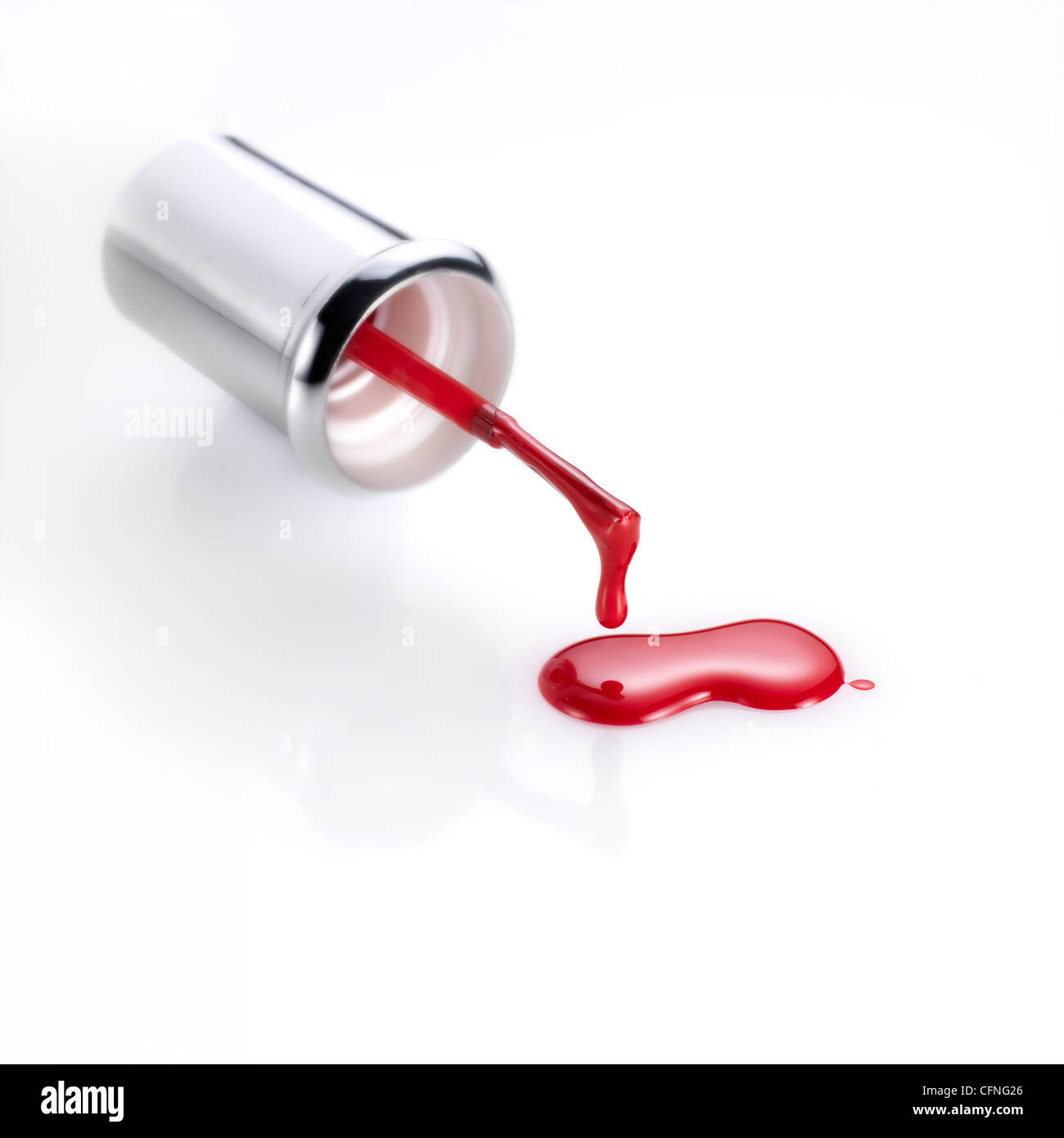 Rosso smalto per unghie e pennello colorato Foto Stock