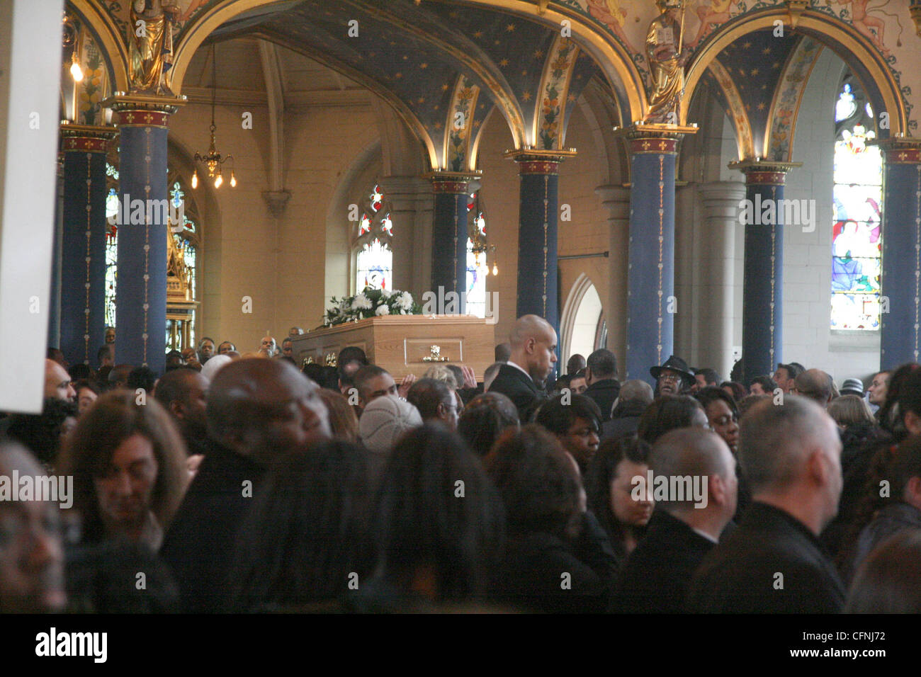 Atmosfera Il Funerale Dell Inglese Ex Campione Del Pugilato Gary Mason Che Fu Ucciso Quando Viene Colpito Da Un Furgone Mentre In Sella Alla Sua Moto Nel Sud Di Londra I Membri Della