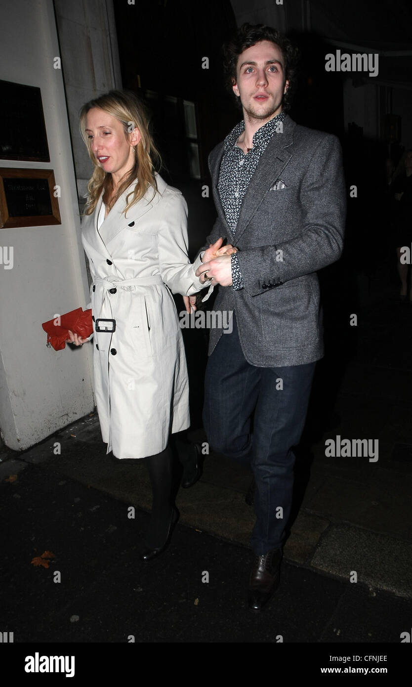 Sam Taylor-Wood e Aaron Johnson celebrità arriva a Automat ristorante a frequentare un pre-cena di Bafta di Londra - Inghilterra - 11.02.11 Foto Stock