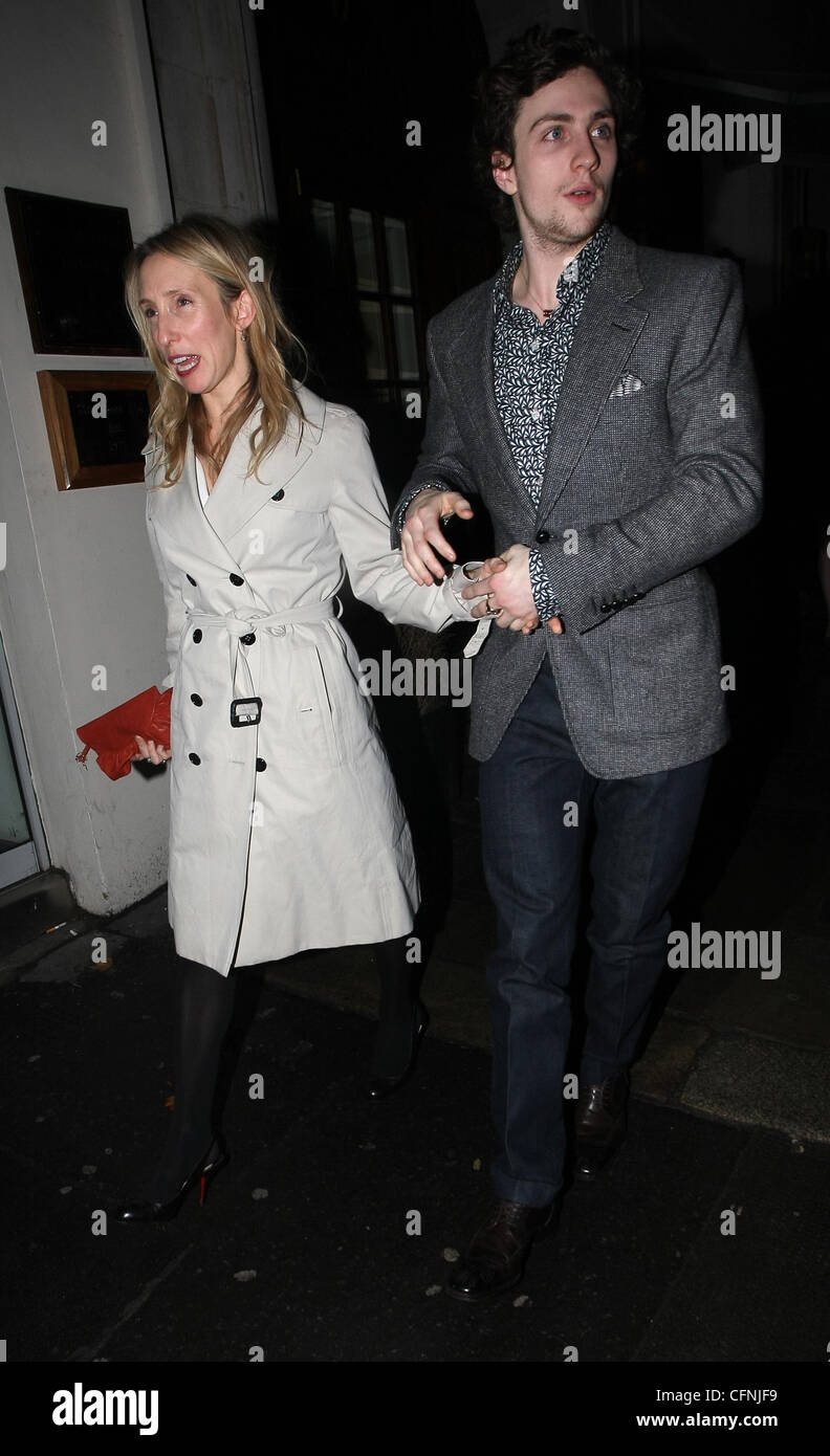 Sam Taylor-Wood e Aaron Johnson celebrità arriva a Automat ristorante a frequentare un pre-cena di Bafta di Londra - Inghilterra - 11.02.11 Foto Stock