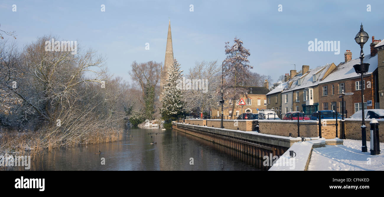 Una scena invernale, la attende sul fiume Ouse, St. Ives, Huntingdon, Cambridgeshire Regno Unito. Foto Stock