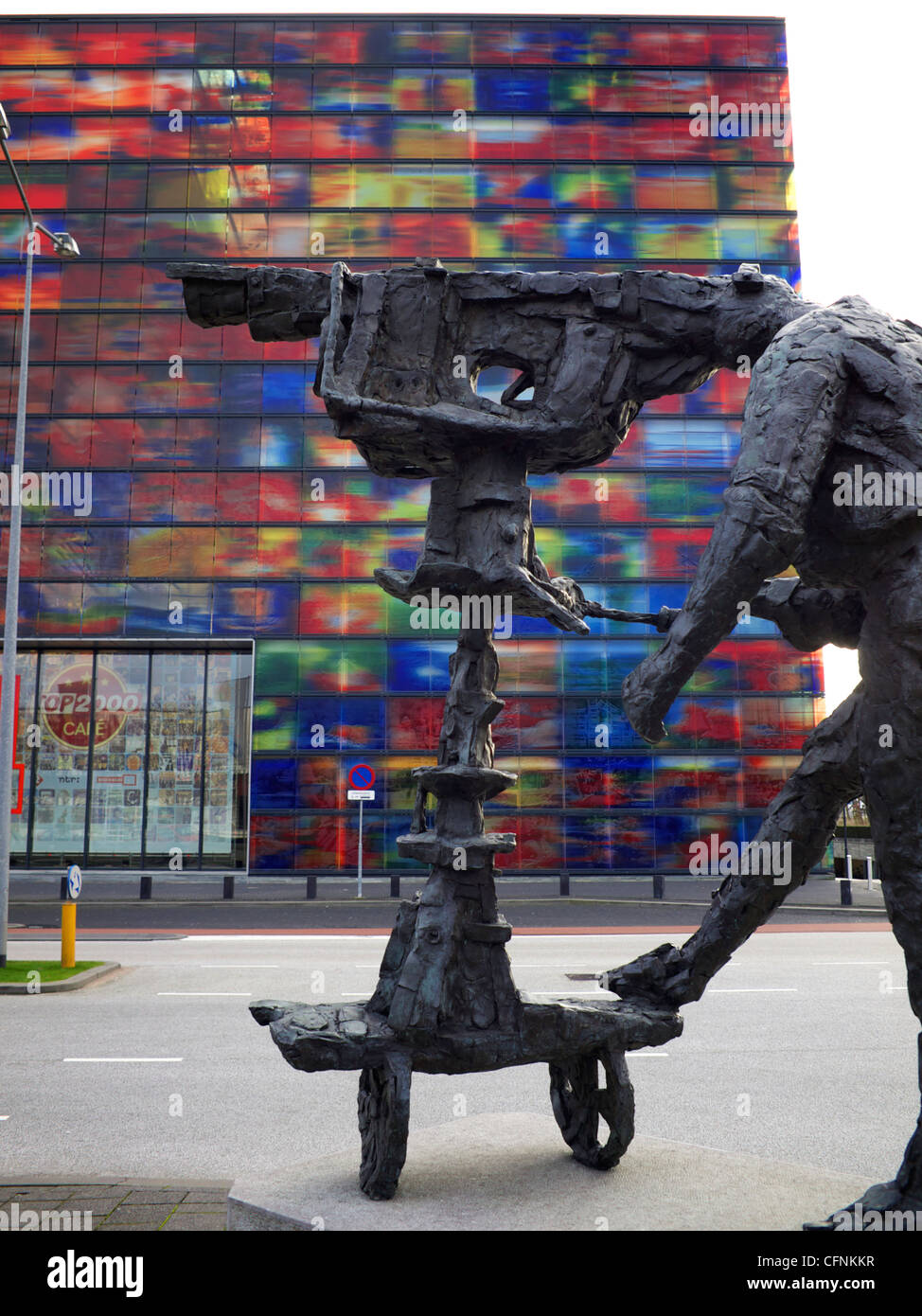 Dutch immagine e suono istituto con statua in bronzo del cameraman tv a Hilversum nei Paesi Bassi Foto Stock