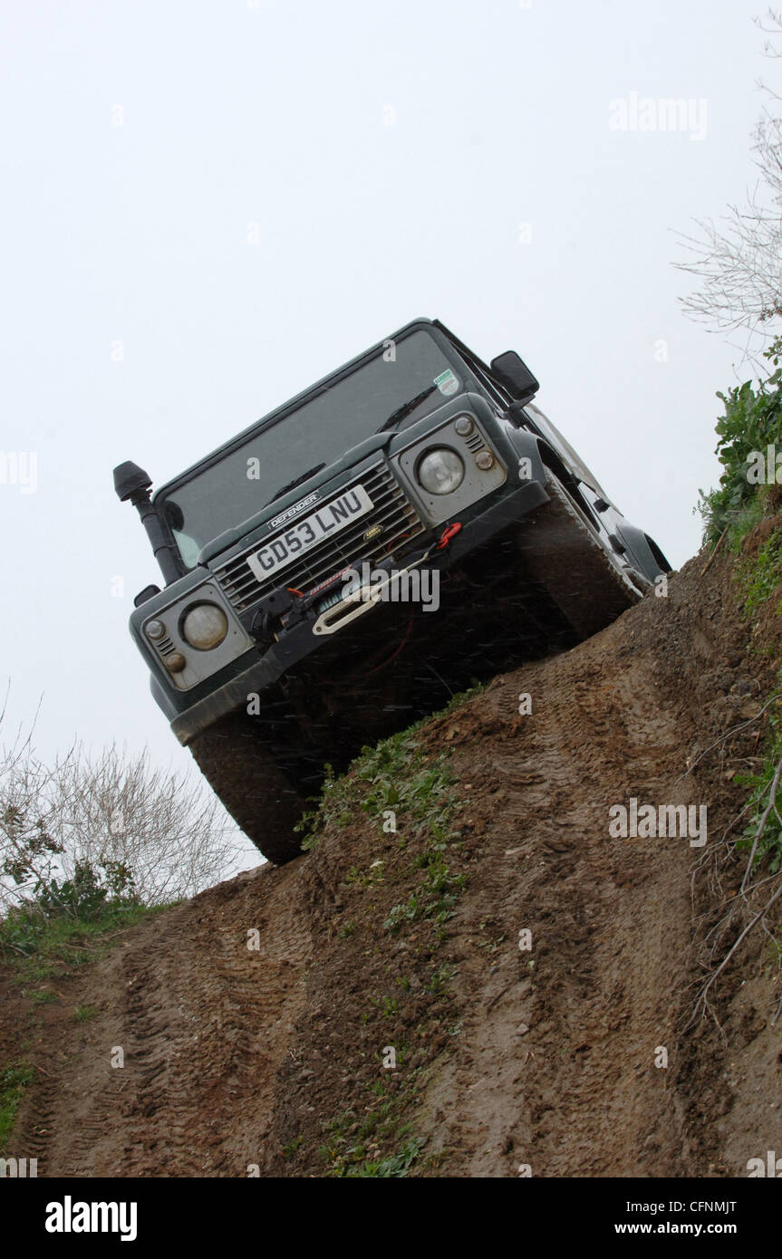 Land Rover Defender 4x4 creste collina ripida traccia di fango Foto Stock