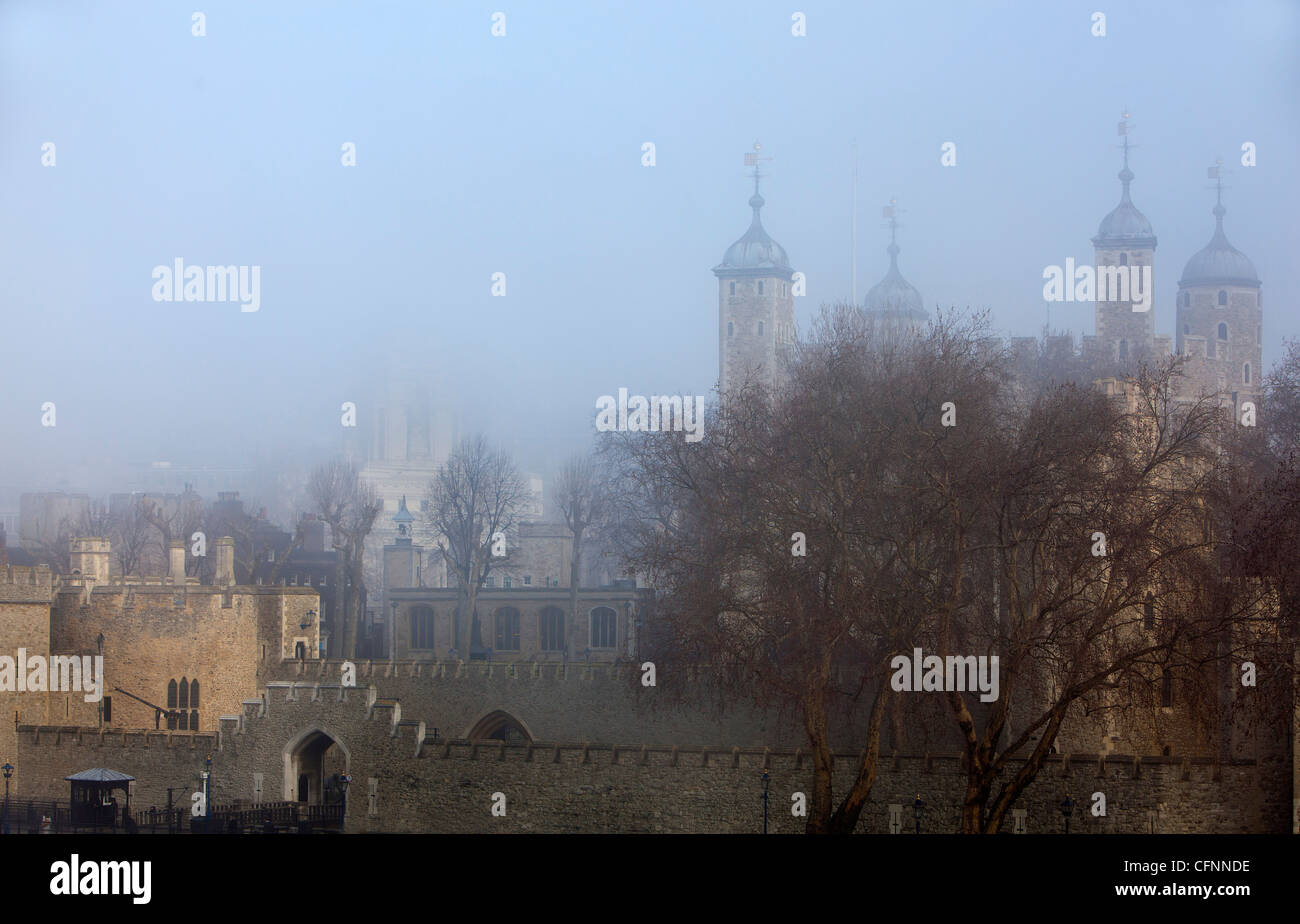 Una vista della Torre di Londra nella nebbia Foto Stock