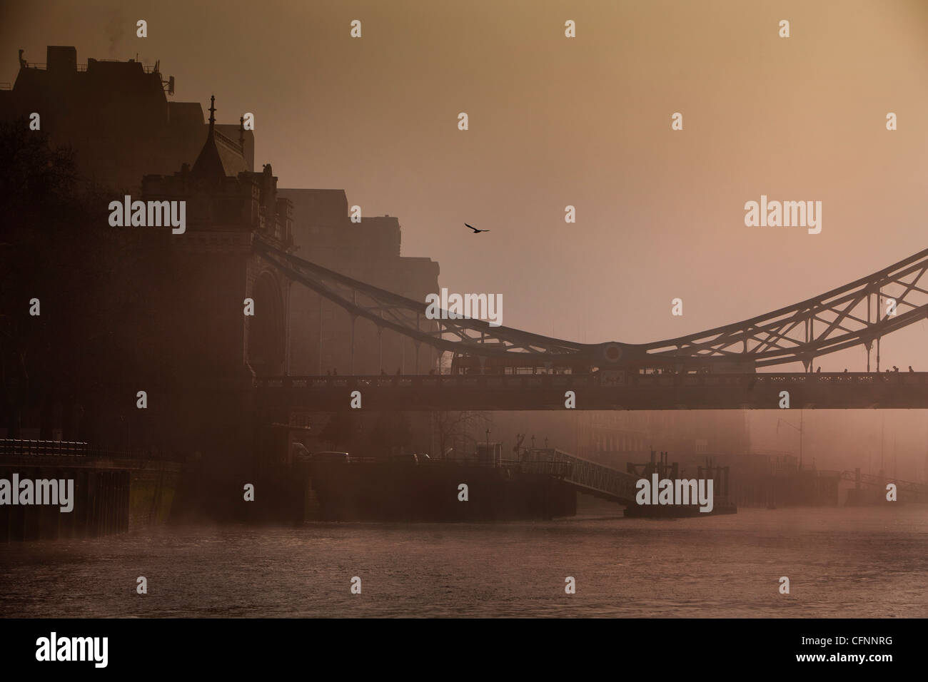 Il Tower Bridge fuoriuscente attraverso londinese di smog in un giorno di inquinamento record Foto Stock