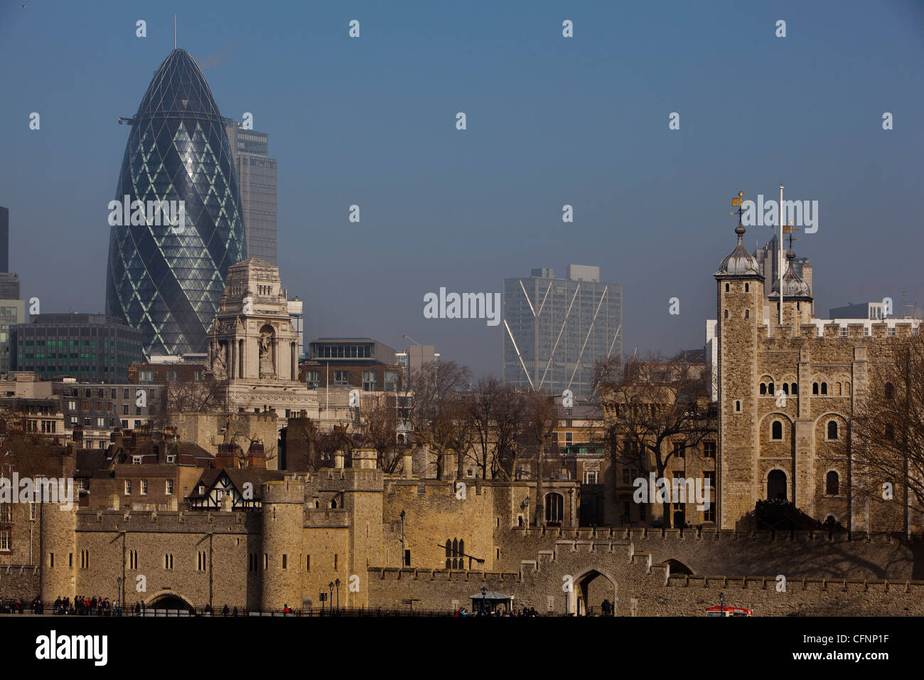 Vista della Torre di Londra e il Gherkin in una nebbiosa mattina a Londra Foto Stock