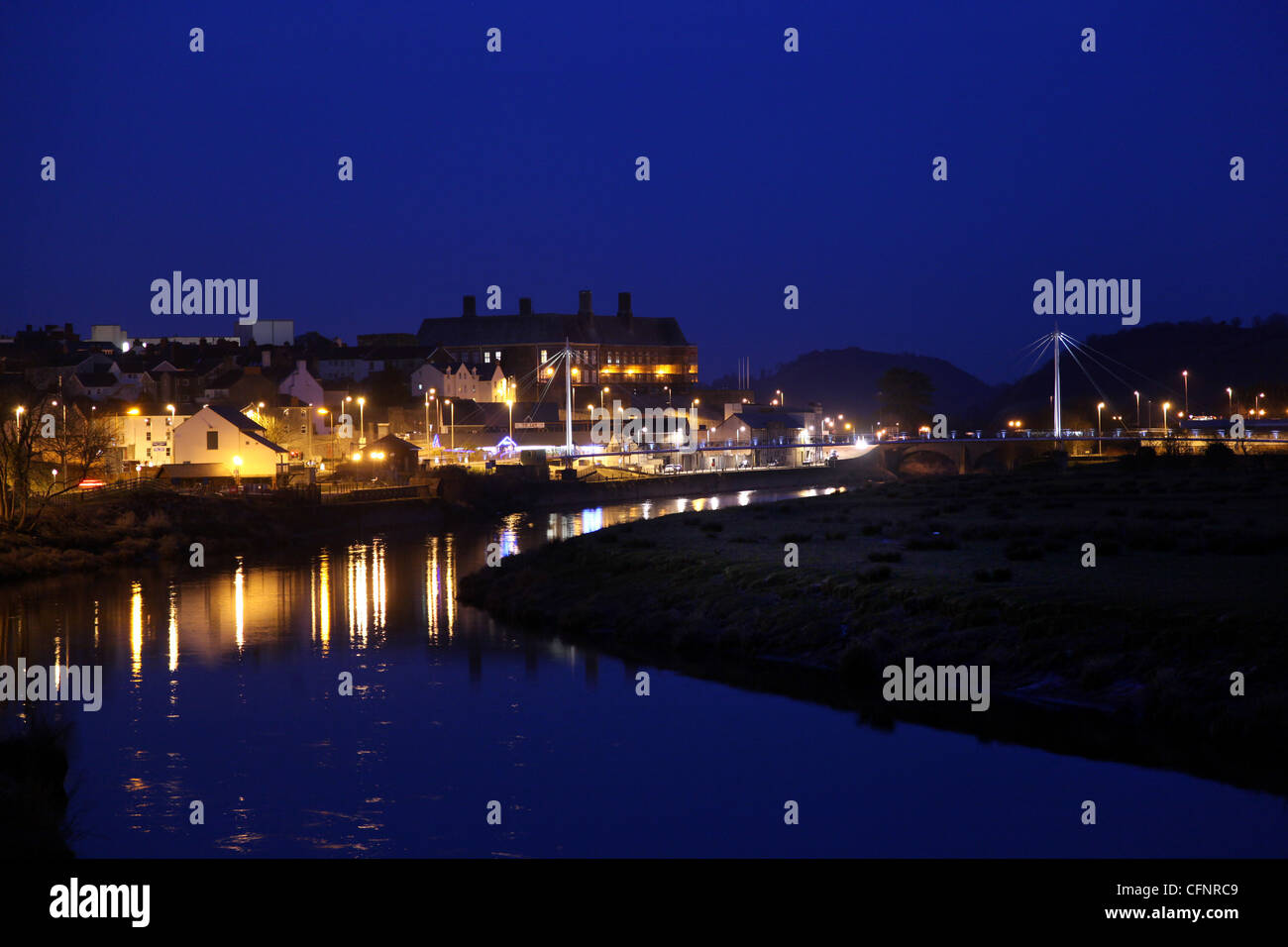 Carmarthen town al crepuscolo , carmarthenshire , riflesso nel fiume towy . Foto Stock