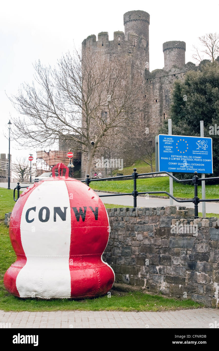 Navigazione ridondanti boa riciclato come un marcatore di città a Conway, il Galles del Nord. Castello di Conway in background. Foto Stock