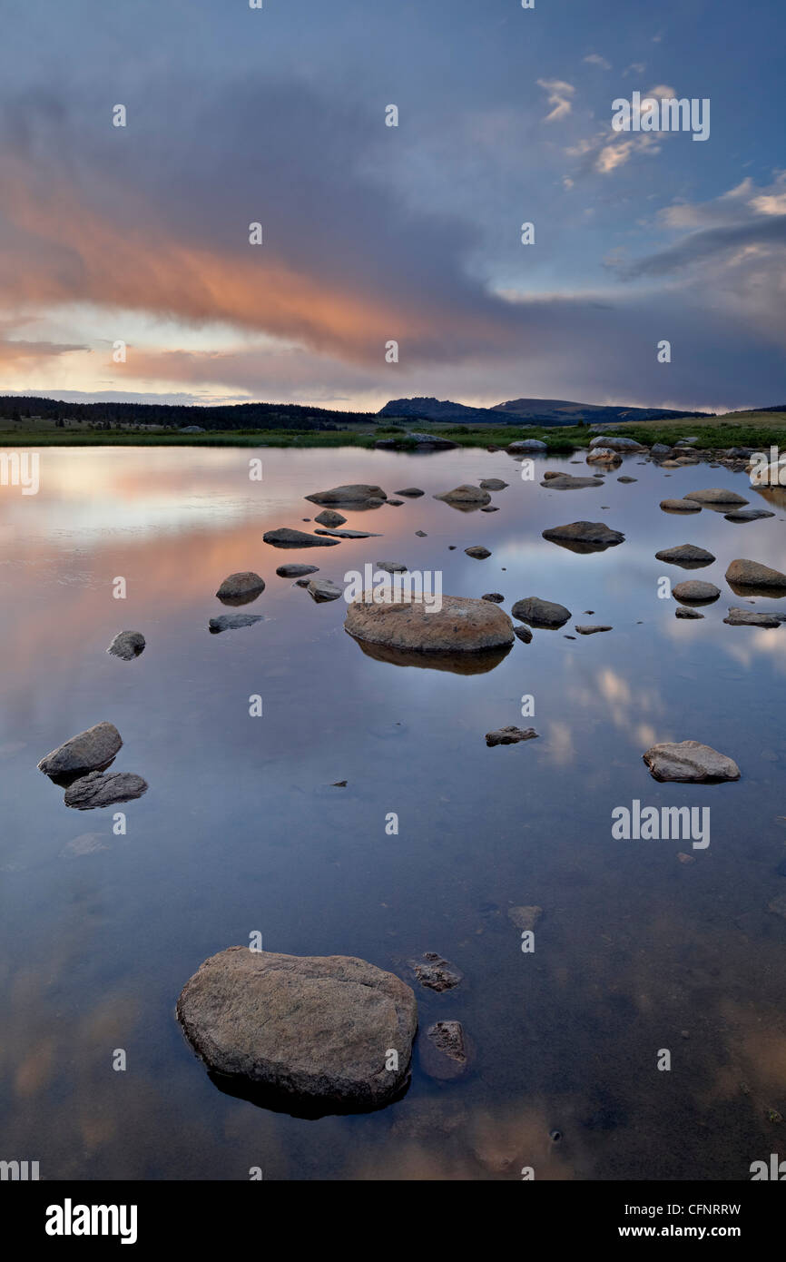 Tramonto su un lago senza nome, Shoshone National Forest, Wyoming negli Stati Uniti d'America, America del Nord Foto Stock