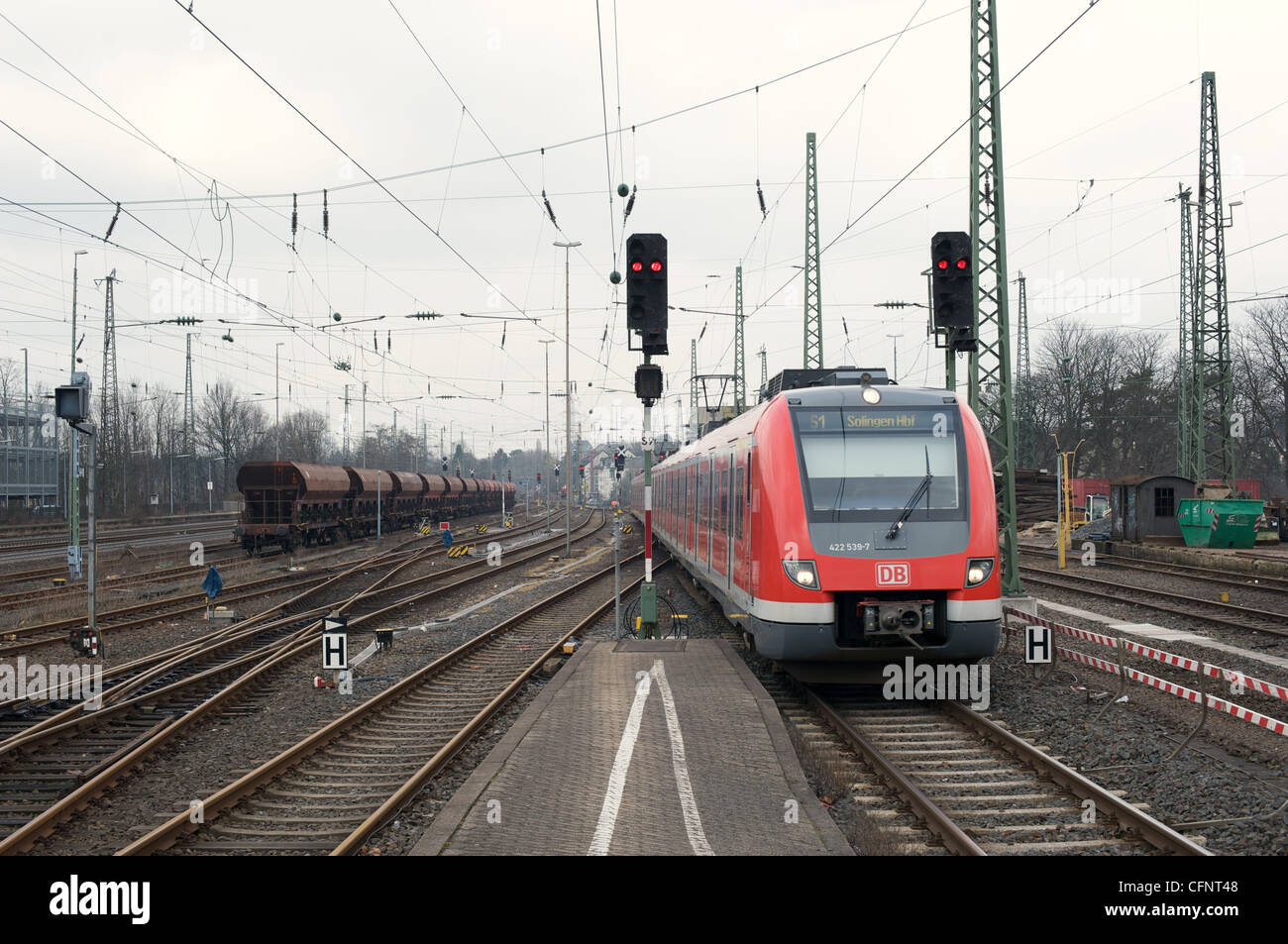 S1 (ferrovia suburbana) arrivando a Solingen in Germania Foto Stock