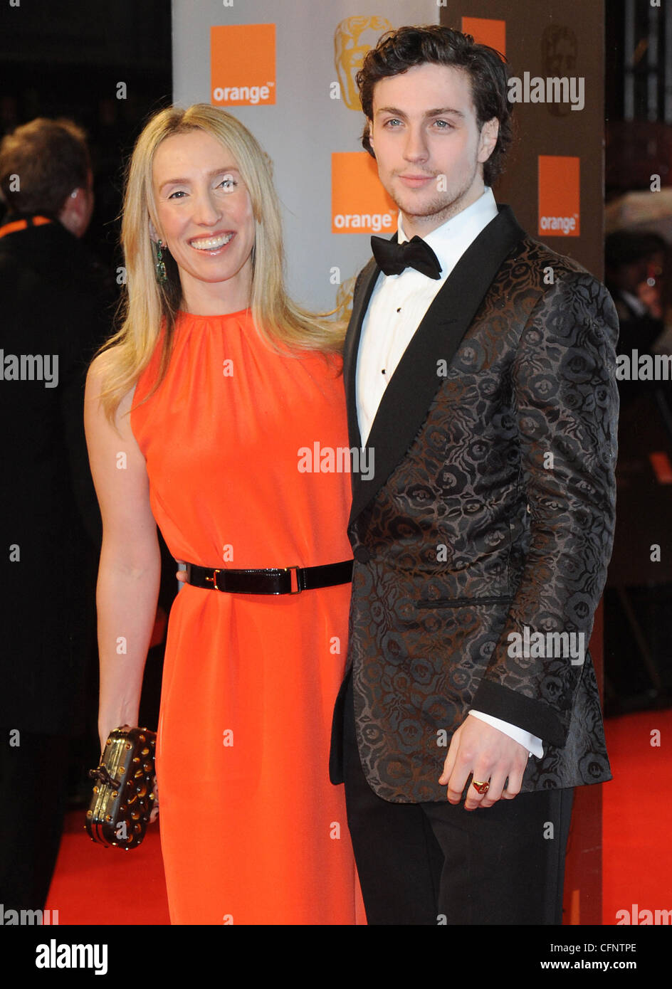 Sam Taylor Wood e Aaron Johnson Orange British Academy Film Awards (BAFTAs) presso la Royal Opera House - arrivi a Londra, Inghilterra - 13.02.11 Foto Stock
