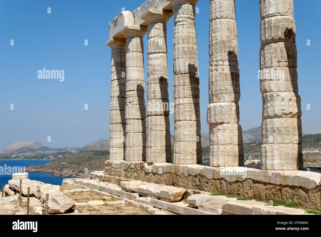 Sounion. La Grecia. Vista del lato sud del tempio di Poseidone che si erge sul promontorio più meridionale del continente attico Foto Stock