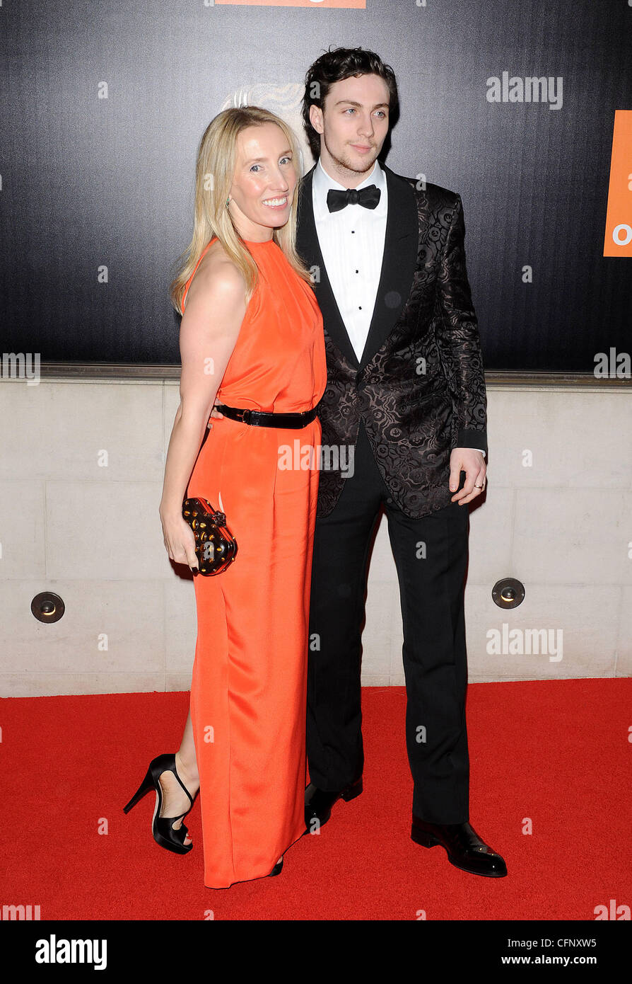 Sam Taylor-Wood e Aaron Johnson Orange British Academy Film Awards afterparty tenutosi presso la struttura Grosvenor House - Arrivi. Londra, Inghilterra - 13.02.11 Foto Stock