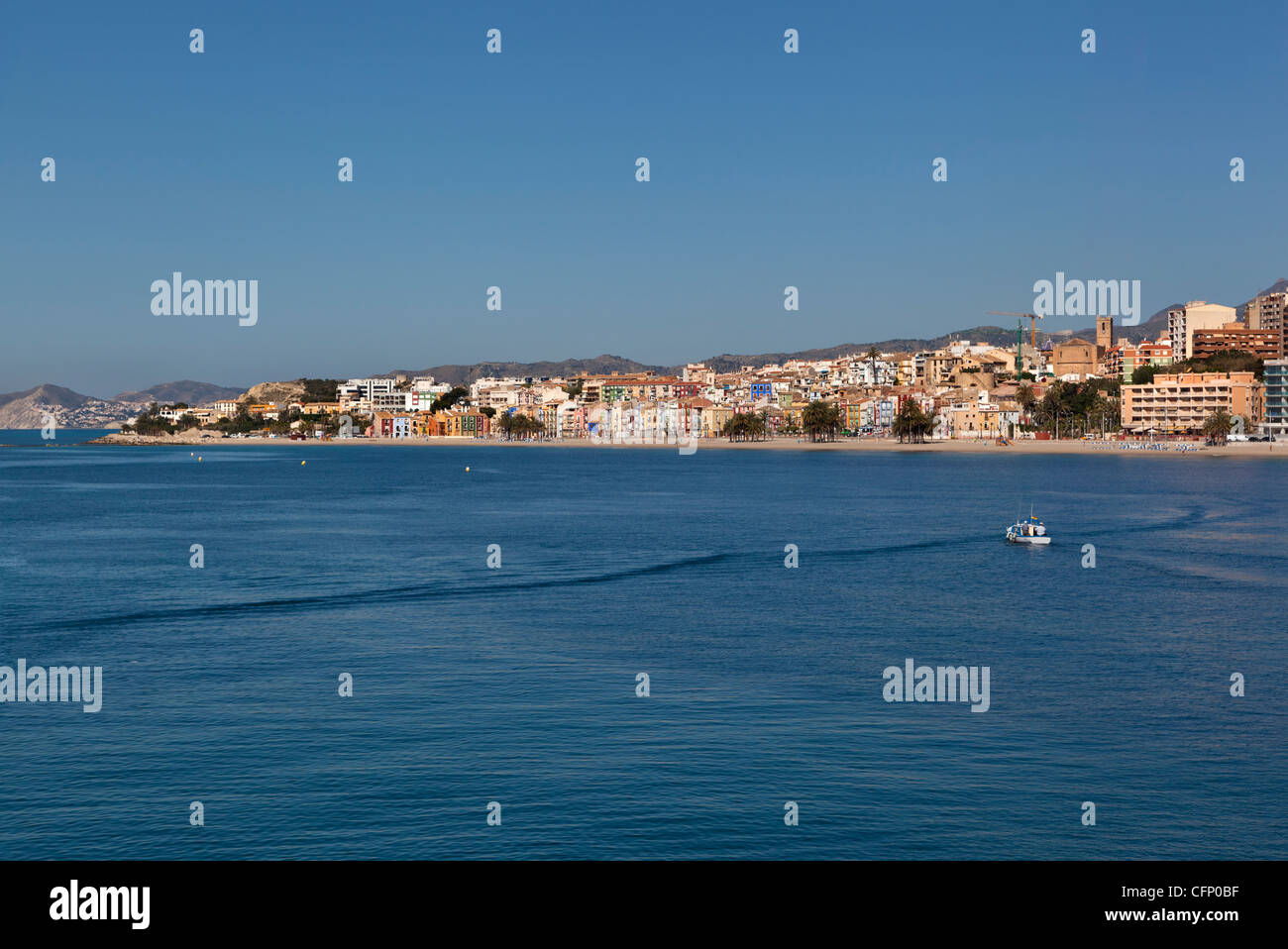 Panoramica di Villajoyosa fronte mare e la città vecchia e il castello compreso il Central Beach, vicino alla città vecchia. Foto Stock