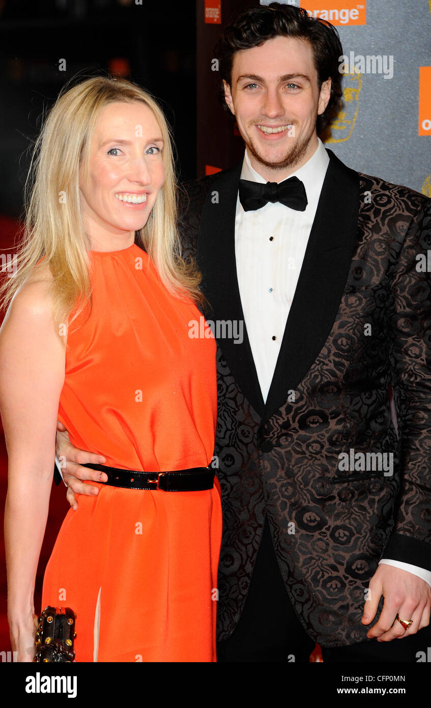 Sam Taylor Wood e Aaron Johnson Orange British Academy Film Awards (BAFTAs) presso la Royal Opera House - Arrivi. Londra, Inghilterra - 13.02.11 Foto Stock