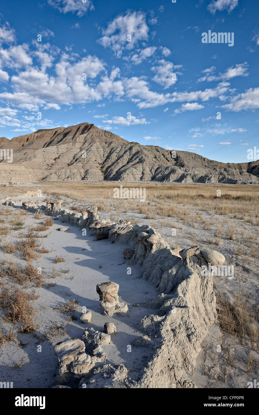 La formazione di curvatura in badlands, Parco nazionale Badlands, Dakota del Sud, Stati Uniti d'America, America del Nord Foto Stock