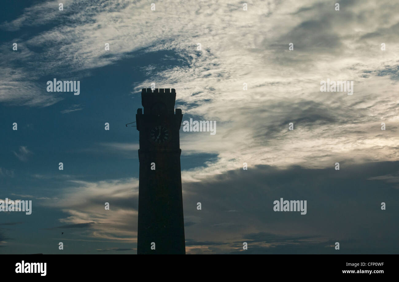 Silhouette della vecchia torre dell orologio di Fort olandese nel Patrimonio Mondiale dell Unesco di Galle, Sri Lanka Foto Stock